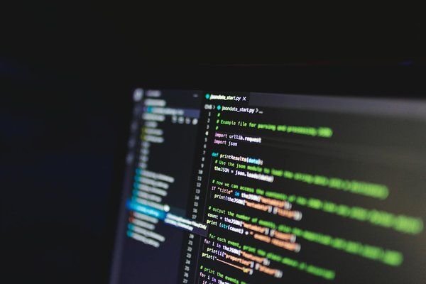 Was sind die besten Pflegetipps für Schuhe aus synthetischen Materialien?